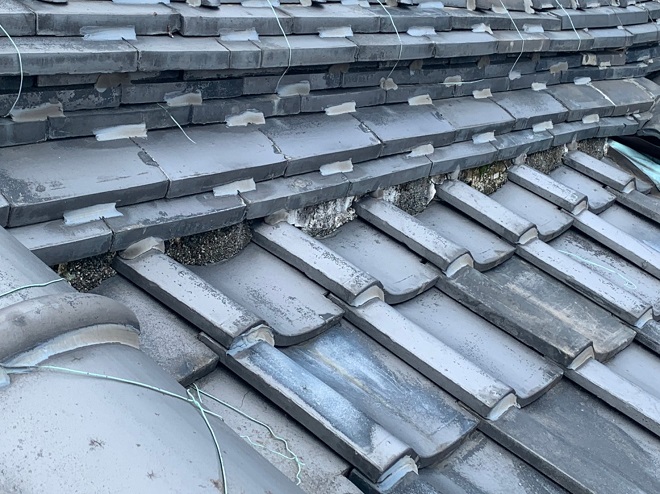 瓦にシーリング工事がされている