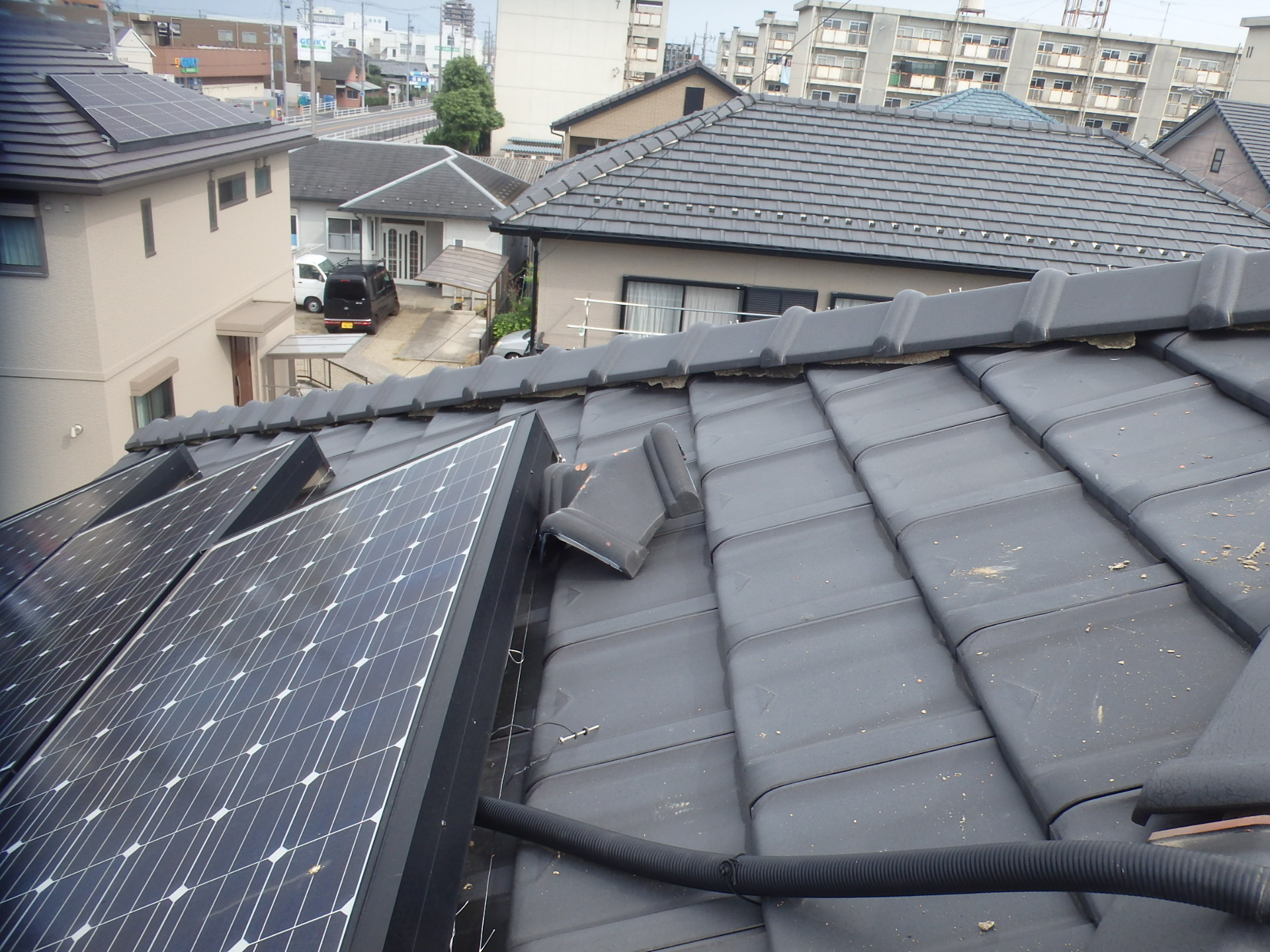 朝日町にて平板瓦屋根の隅棟漆喰詰め増し工事施工完了状態