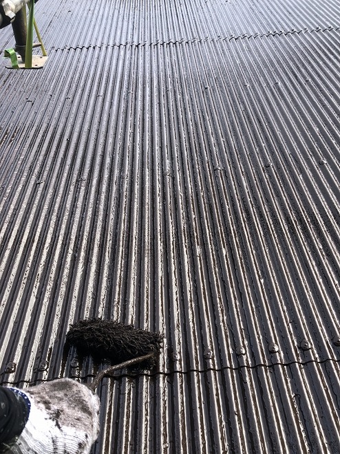 トタン屋根の塗り作業