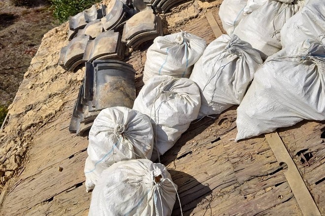 下葺きに穴が開いている