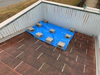 四日市市の雨漏り点検箇所にブルーシート