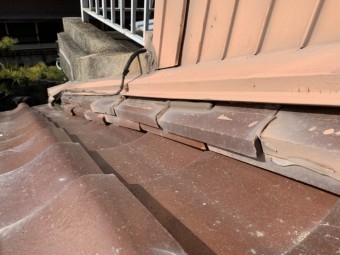 四日市市増築部分のつなぎ目の屋根部分雨漏り点検箇所