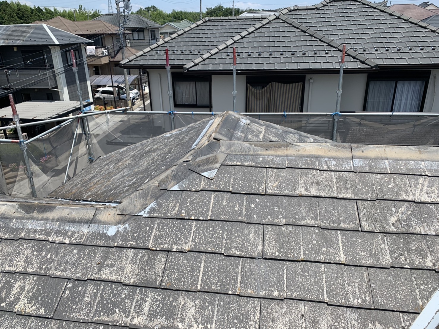 四日市市カバー工法施工前の経年劣化したニチハパミールの屋根棟板金の撤去後