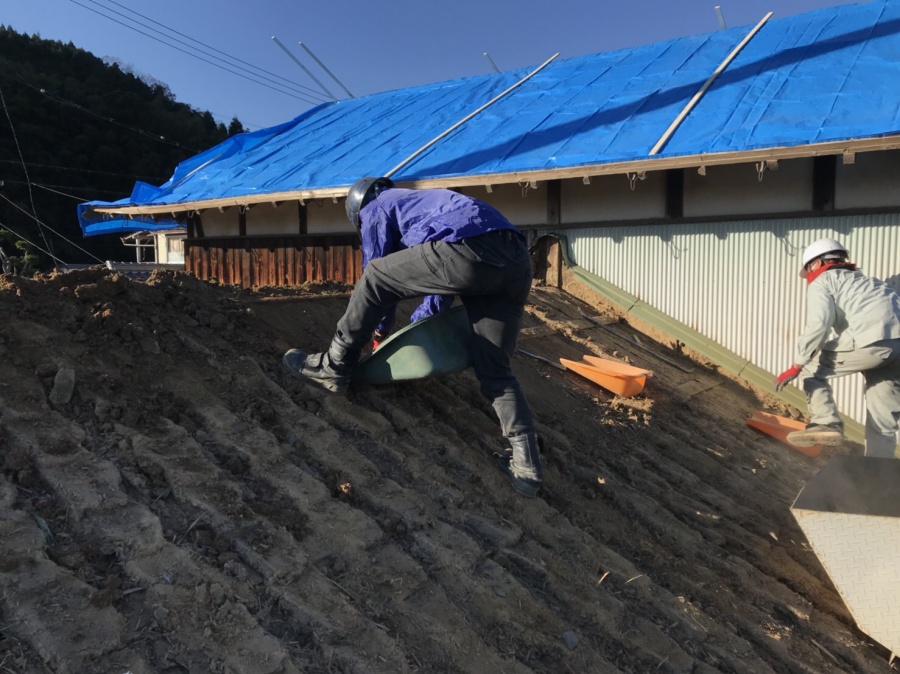 屋根土とり　古民家