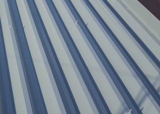 ヤギカフェ　金属屋根　雨漏り　穴あき　修理