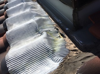 防水材が破れてしまっている