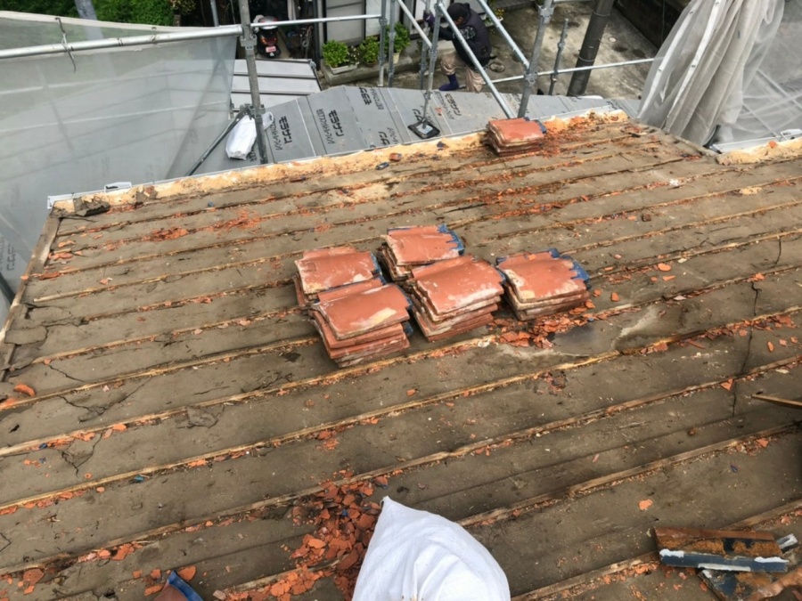 屋根葺き替え、瓦撤去