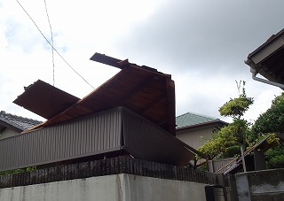 台風被害　屋根部落下　街のフェンス破損　屋根やさん四日市店　津市