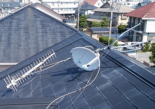 朝日町、棟板金剥がれとテレビアンテナが転倒した状況