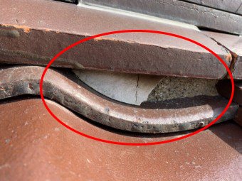 雨漏りにつながる漆喰の劣化例