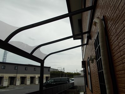 台風被害　街の屋根や四日市