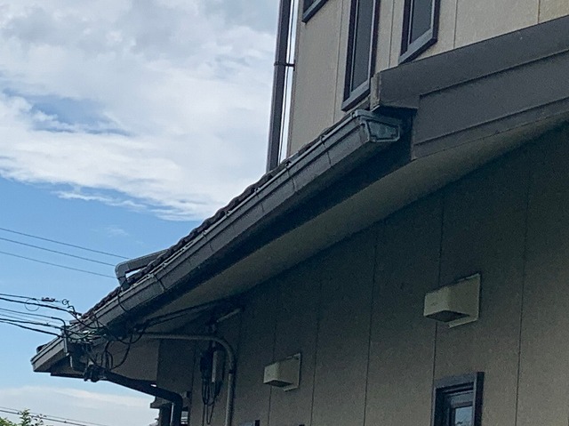 雨樋　歪み箇所を下から見上げたアングル