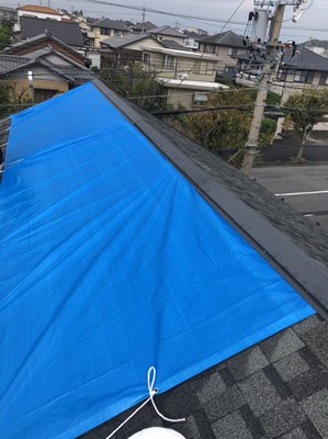 台風被害　屋根修繕　街の屋根や四日市