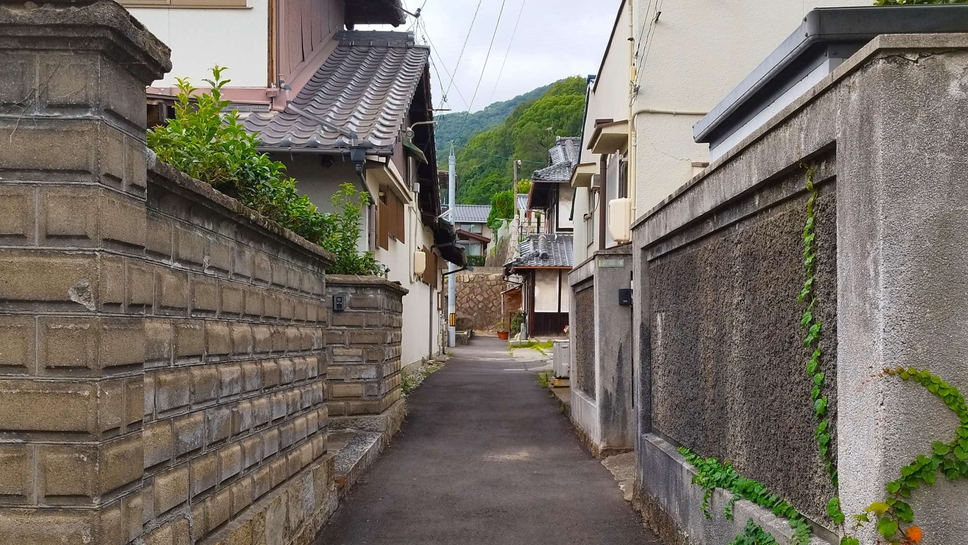 再建築不可物件の狭い路地裏四日市市