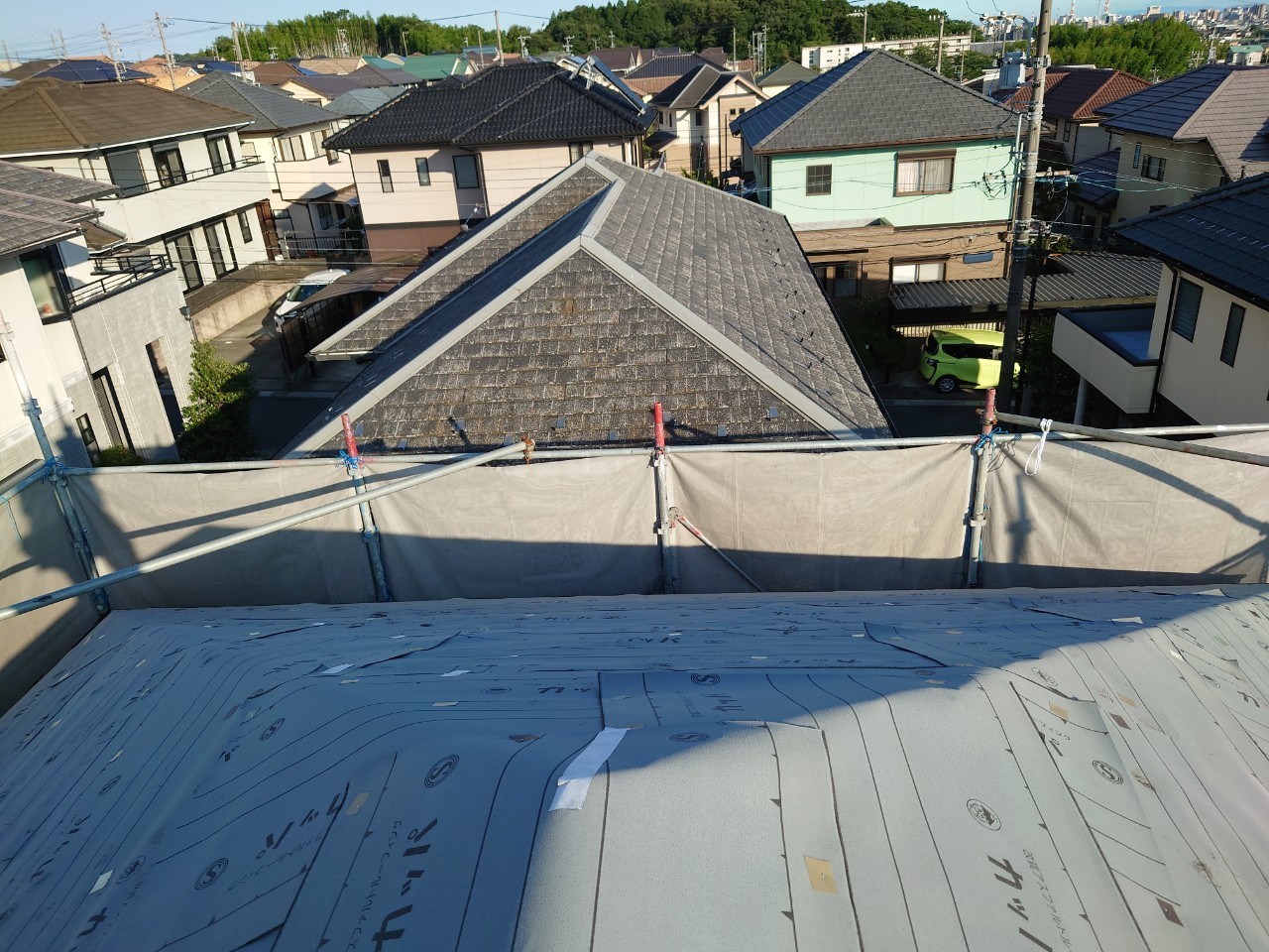 カバー工法施工中風景で防水紙(改質アスファルトルーフィング）敷き詰めた状態