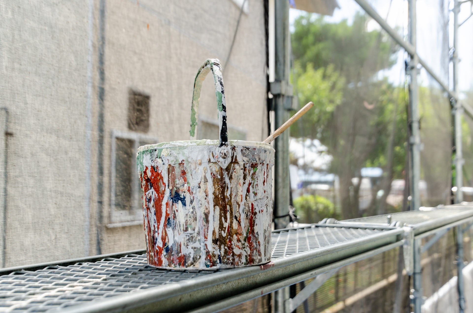 外壁塗装のイメージ足場とペンキ