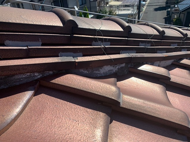 隅棟と剥がれている漆喰