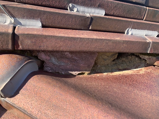 漆喰が剥がれている瓦屋根