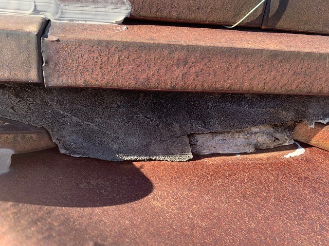 瓦屋根の漆喰が剥がれかけている