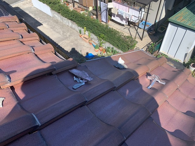 瓦屋根の剥がれて落ちている漆喰