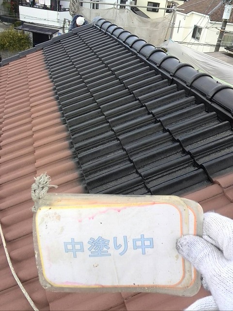 屋根遮熱塗装中塗り作業