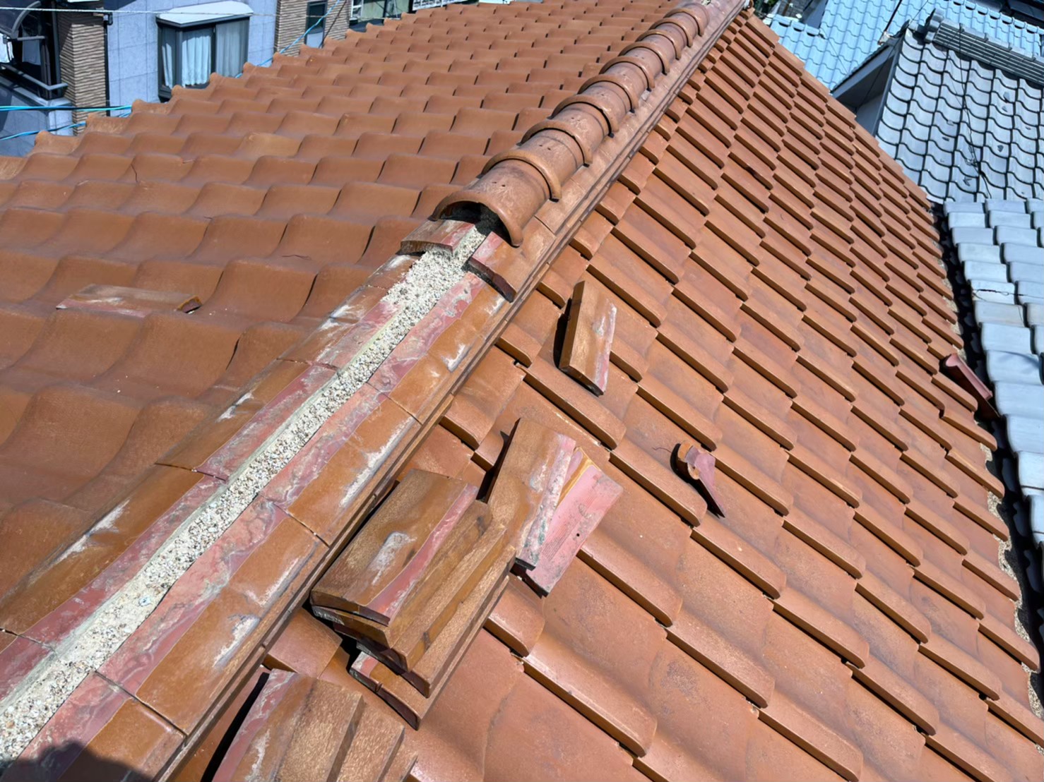 漆喰の劣化で瓦のズレの発症