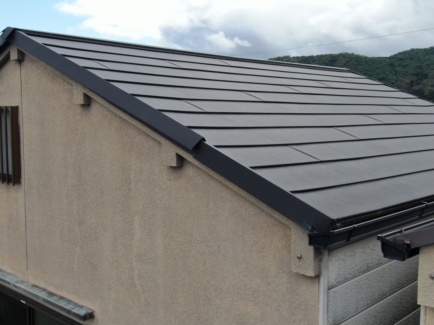 街の屋根やさん 滋賀大津店　スレート屋根 板金破損部