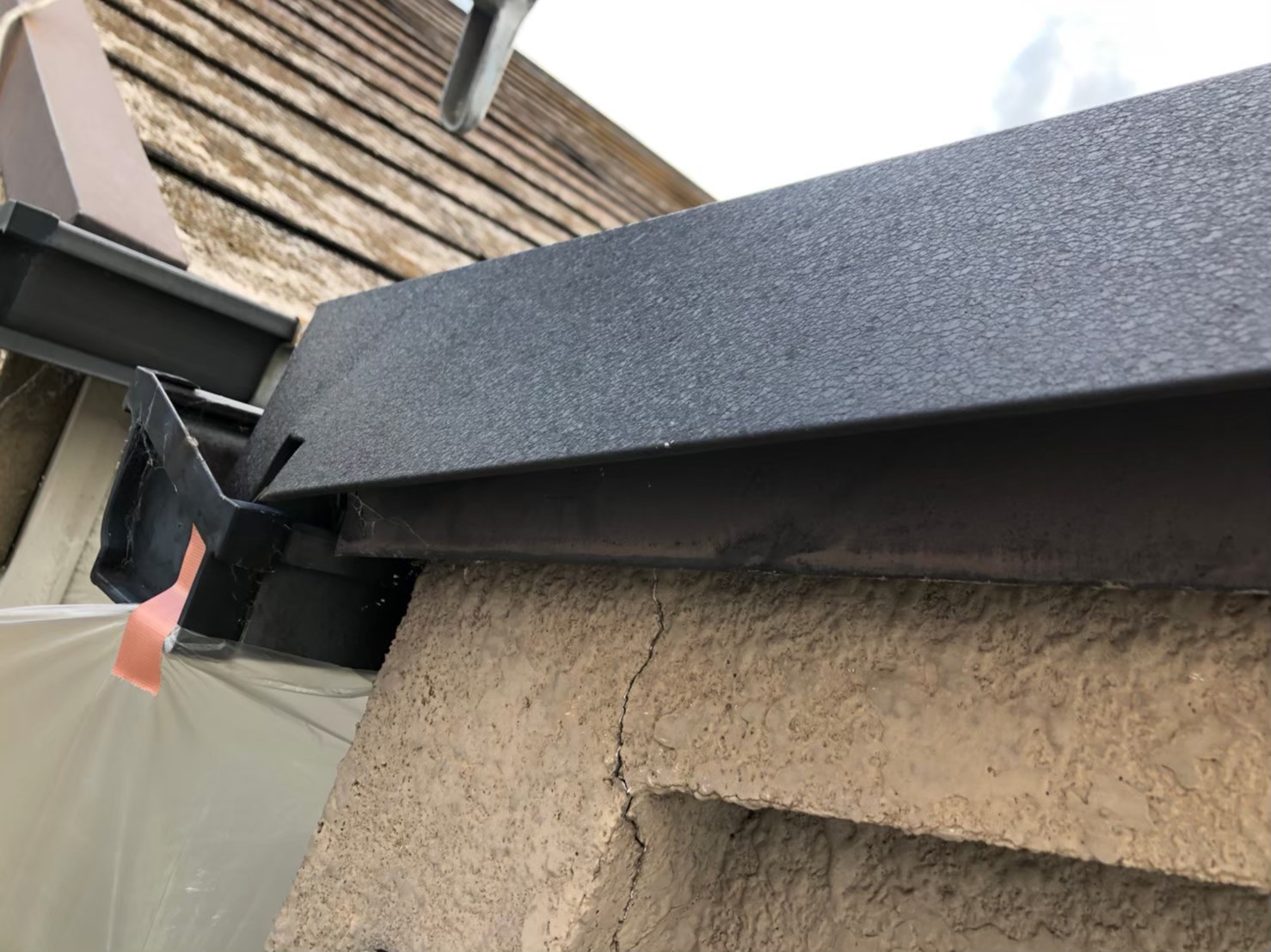 街の屋根やさん 滋賀大津店　スレート屋根 板金破損部