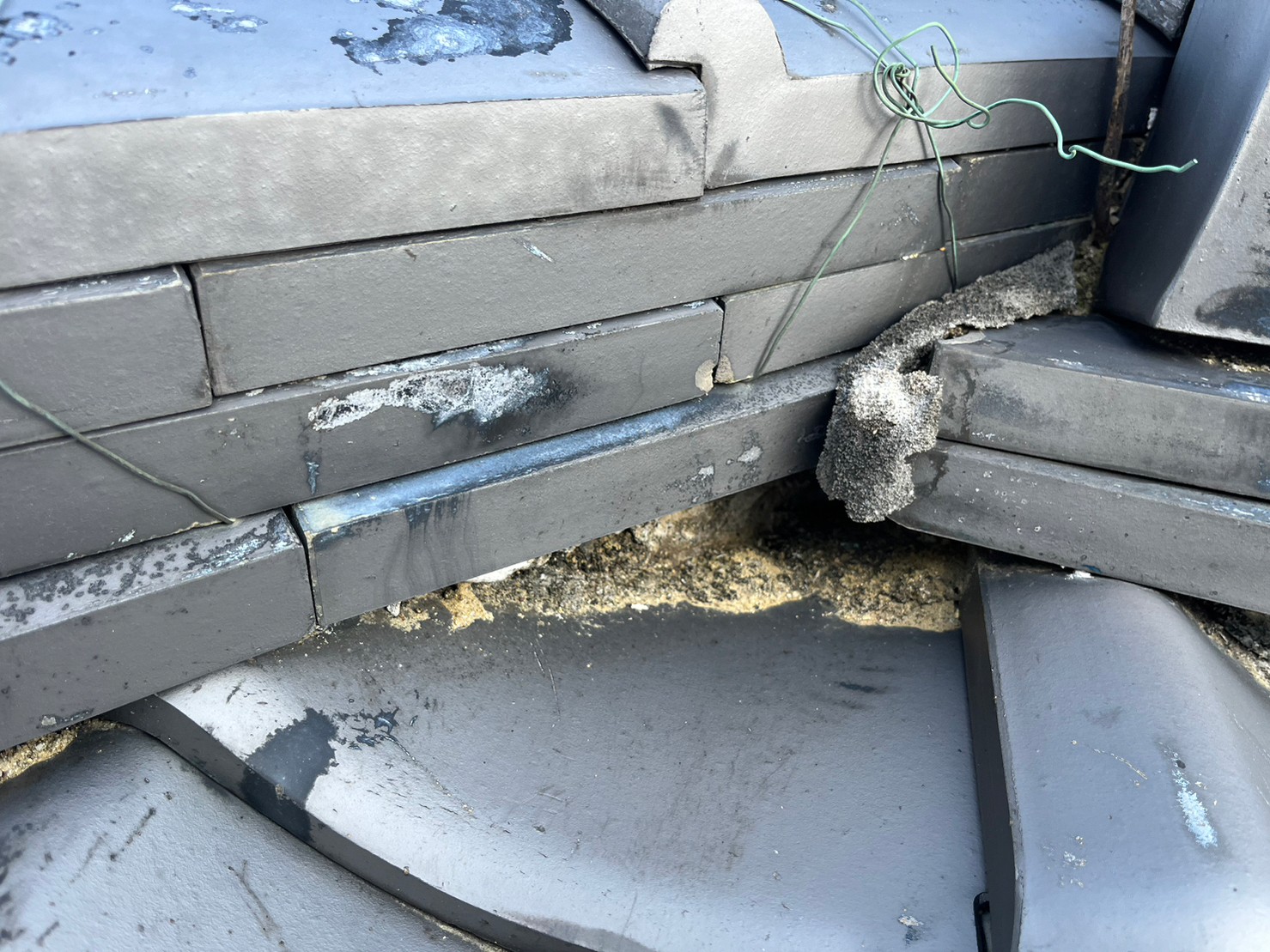 漆喰の変色　葺き土の流出