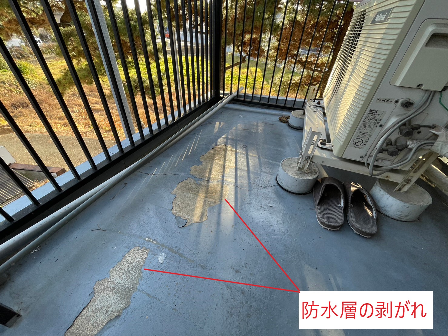野洲市　ベランダ防水層の剥がれ