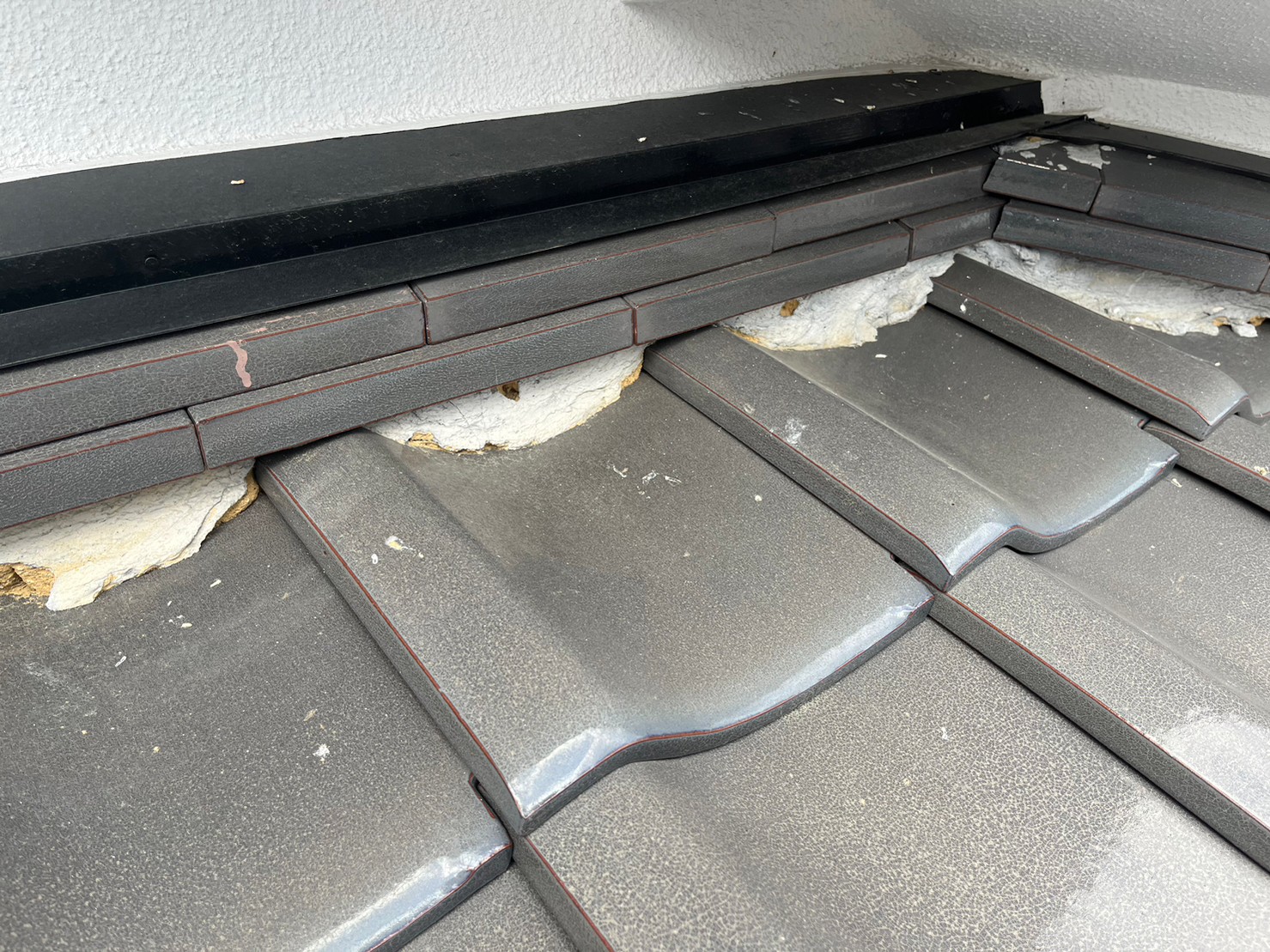 下屋根の漆喰の様子