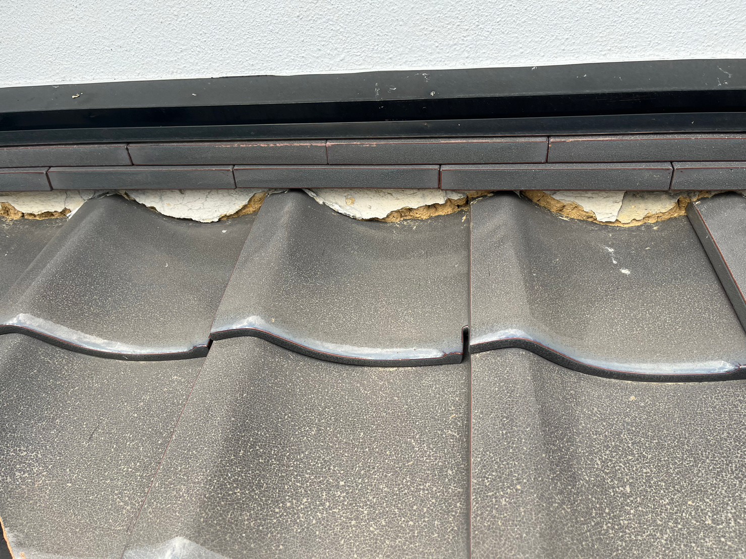 下屋根の漆喰の様子