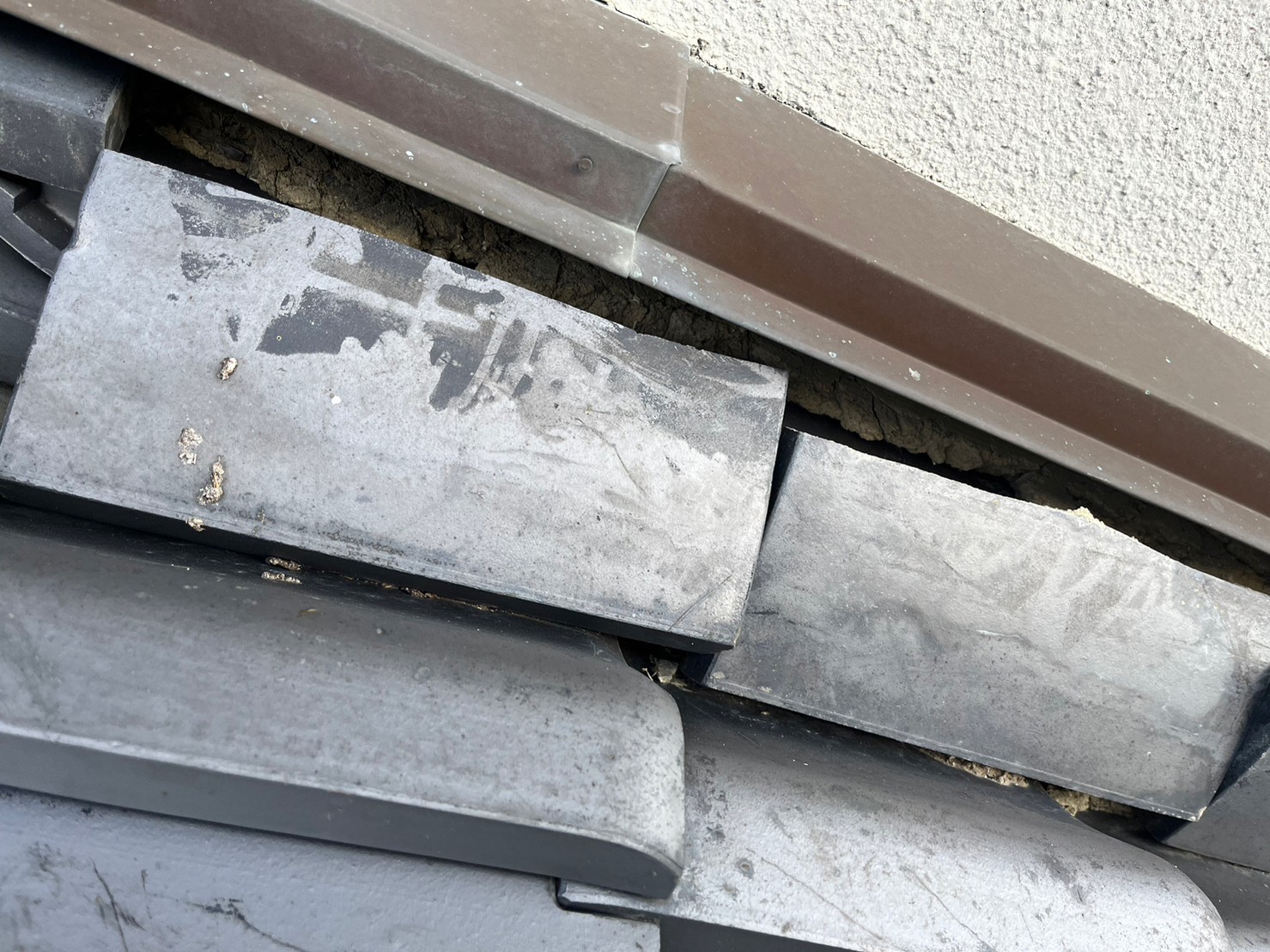 彦根市　熨斗瓦のズレ