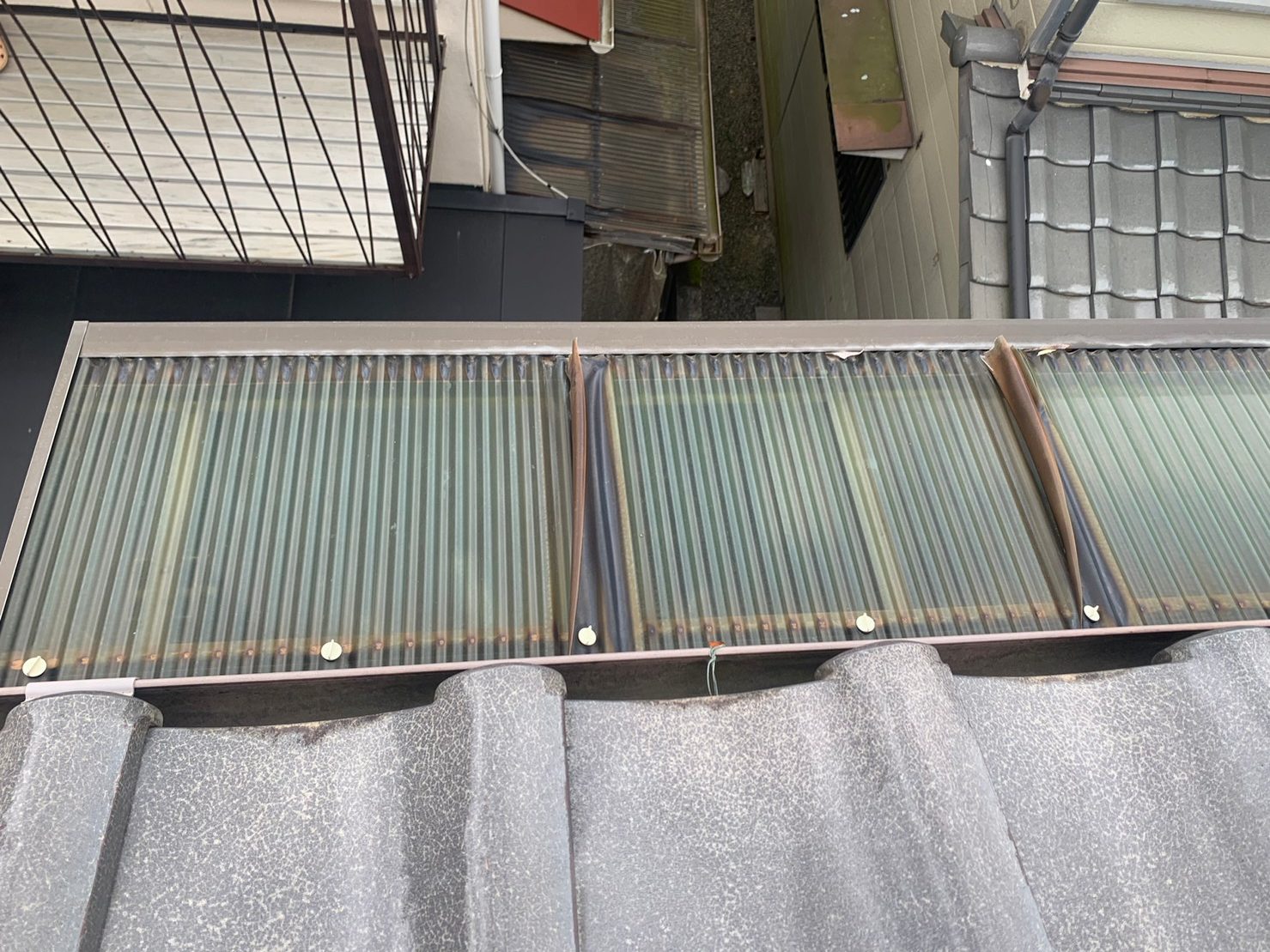 波板の老朽化の様子