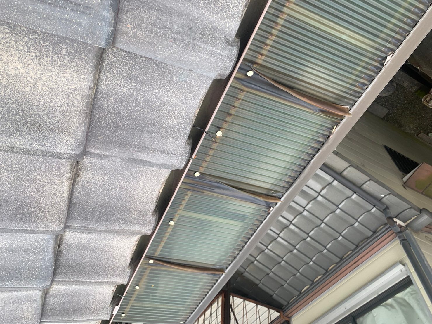 波板の老朽化の様子