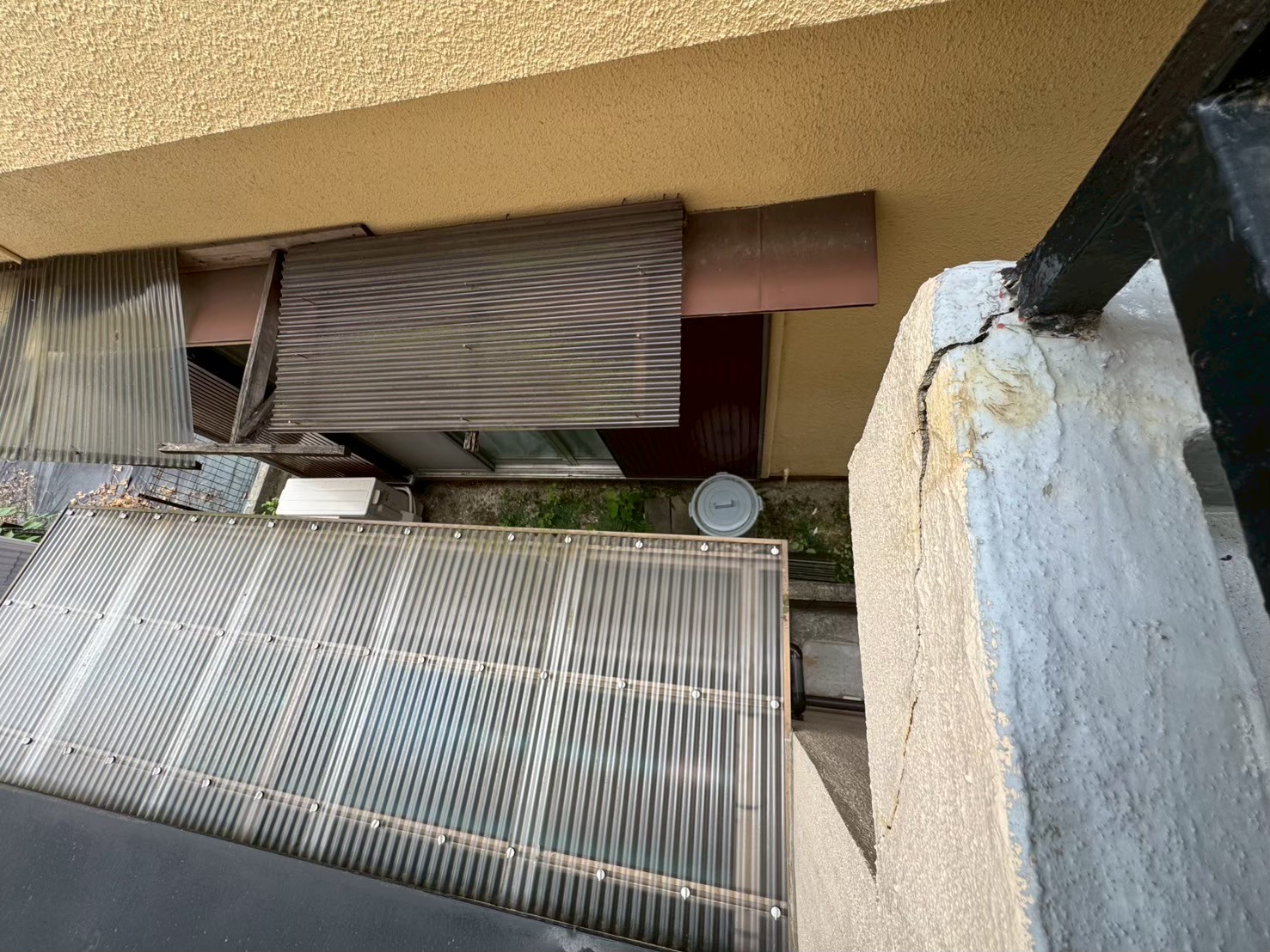 ベランダ手すり付近の大きな亀裂