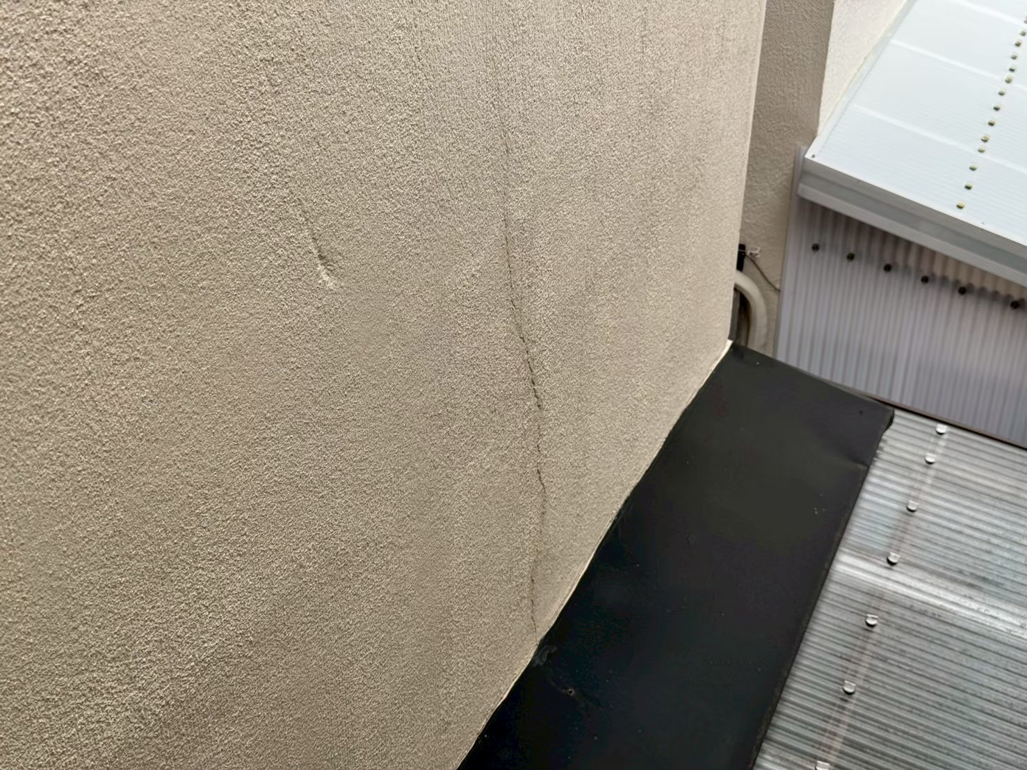 外壁の縦方向のひび