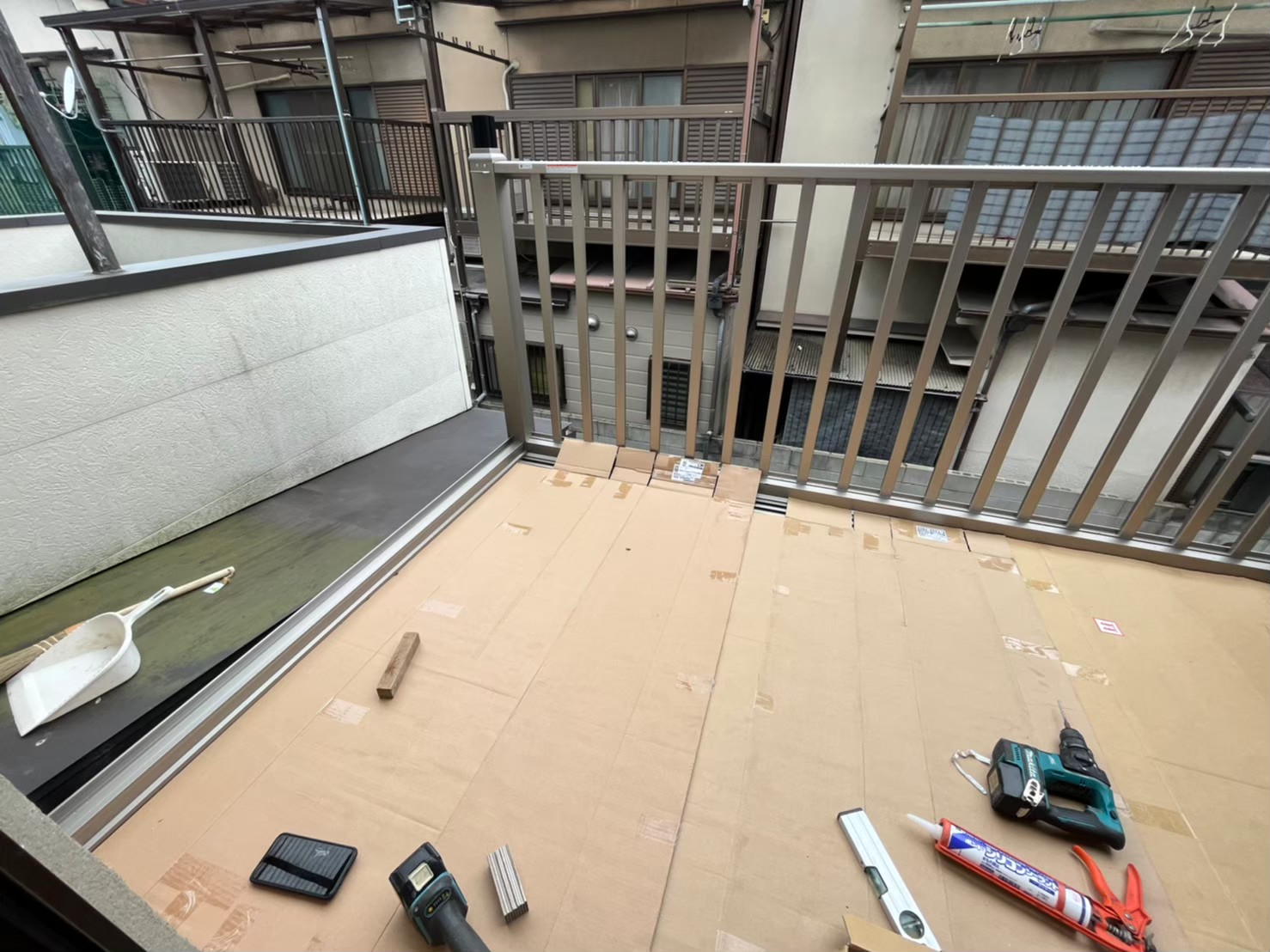 手すりと骨組みの固定作業