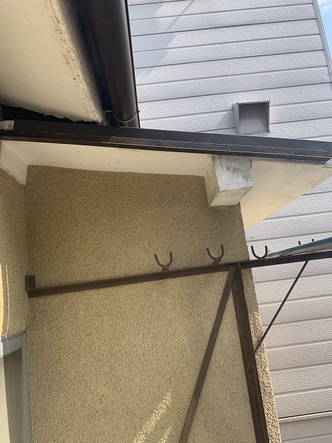 錆びた鉄骨テラス