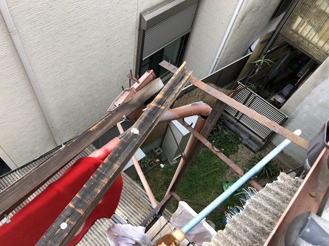 朽ちた木テラス