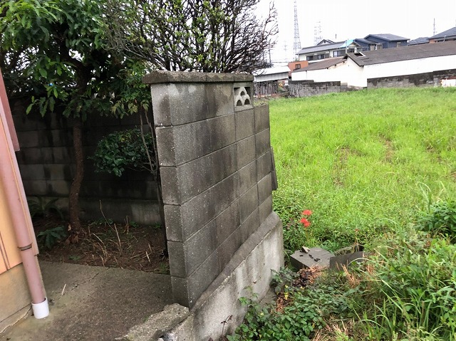 こけたブロック塀
