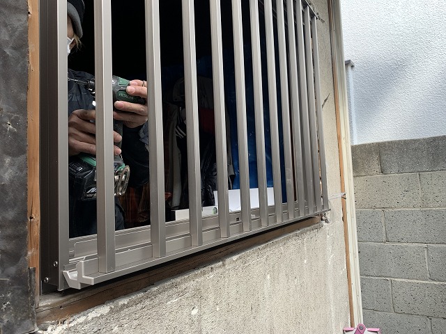 窓サッシ取り付け