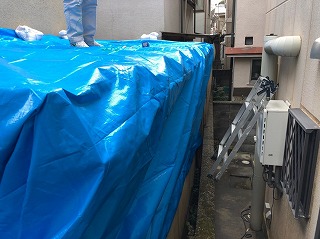 雨漏れの補修作業