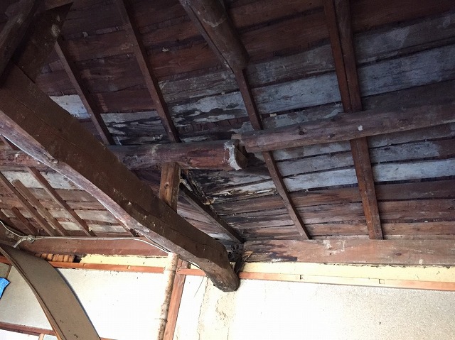 小屋裏木材腐り