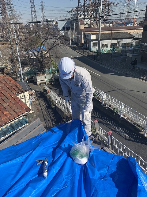 ブルーシート養生中