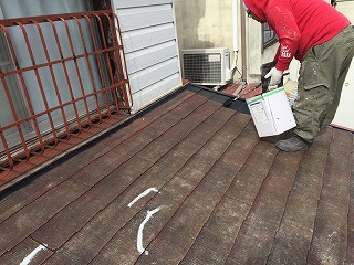 屋根の下地塗り