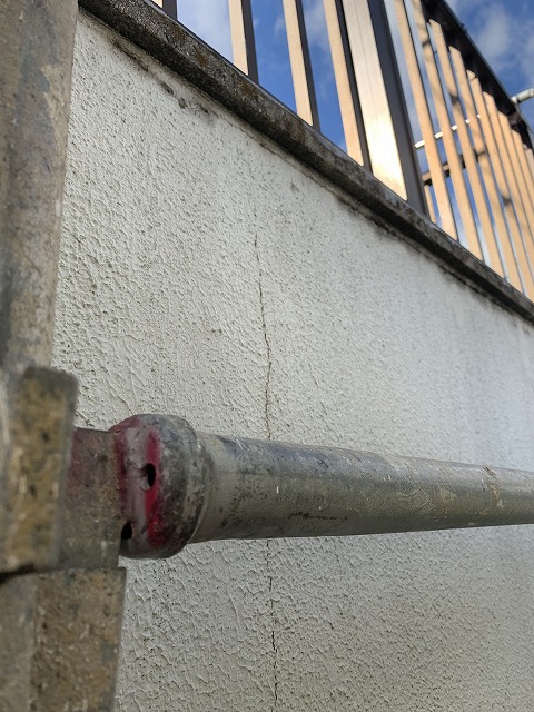 ベランダひび割れ