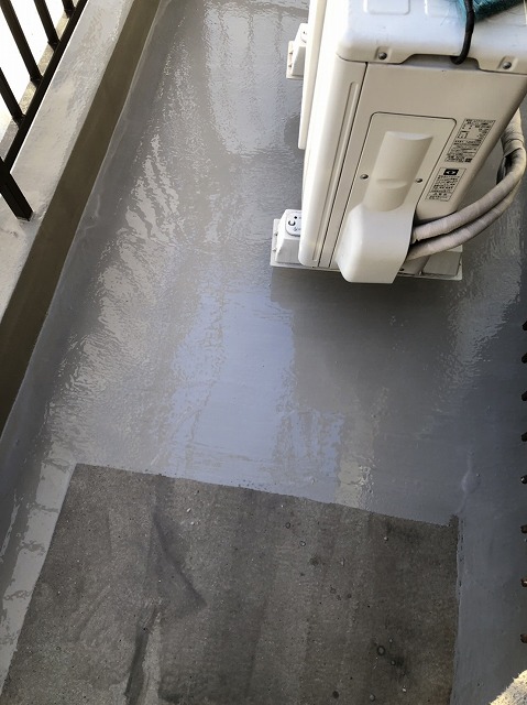 ベランダ防水中塗り