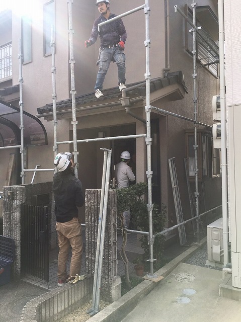 屋根の足場