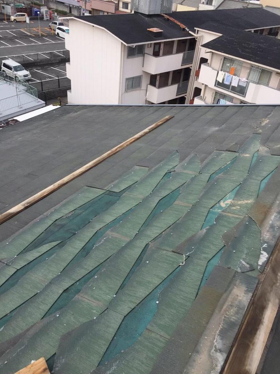 強風で飛ばされたスレート屋根